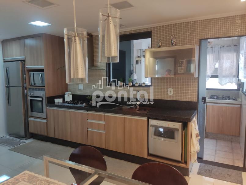 Apartamento composto por 03 quartos no Centro