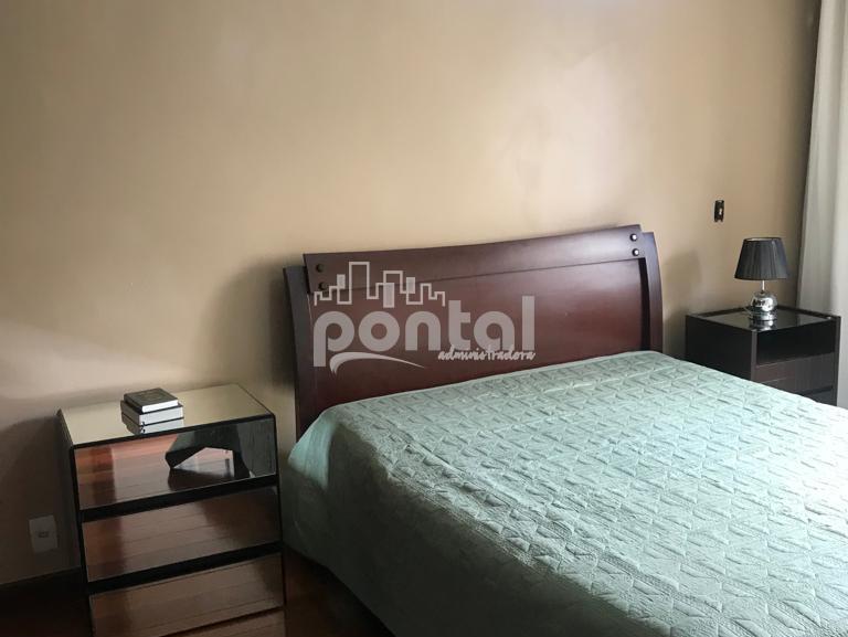 Apartamento composto por 03 quartos no Centro