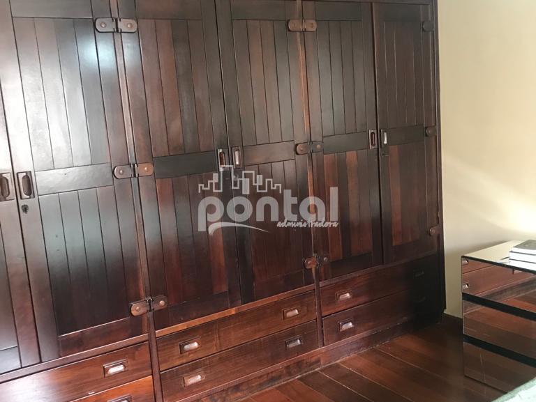 Apartamento composto por 03 quartos no Centro