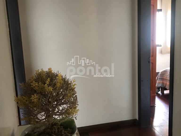 Apartamento composto por 03 quartos no Centro