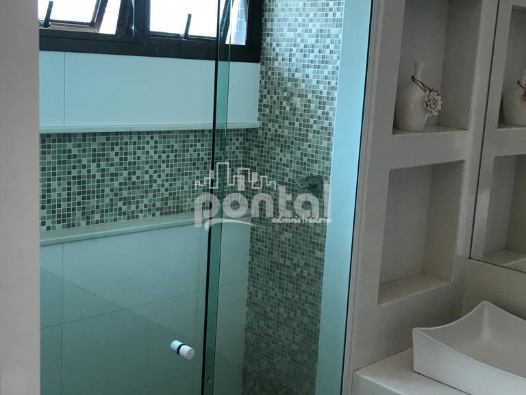 Apartamento composto por 03 quartos no Centro