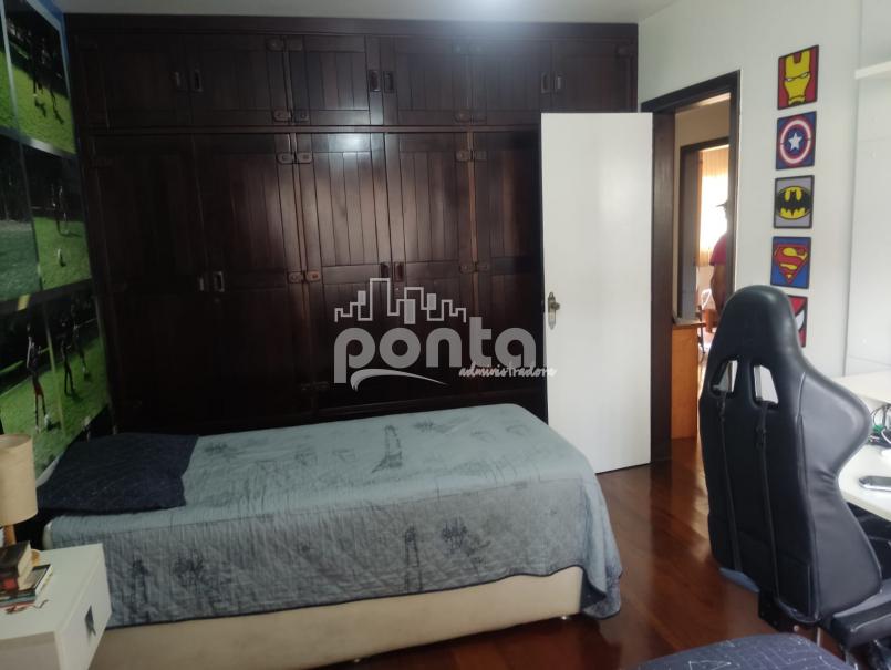Apartamento composto por 03 quartos no Centro