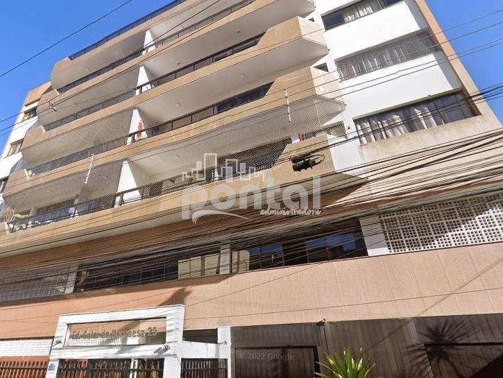 Apartamento composto por 03 quartos no Centro