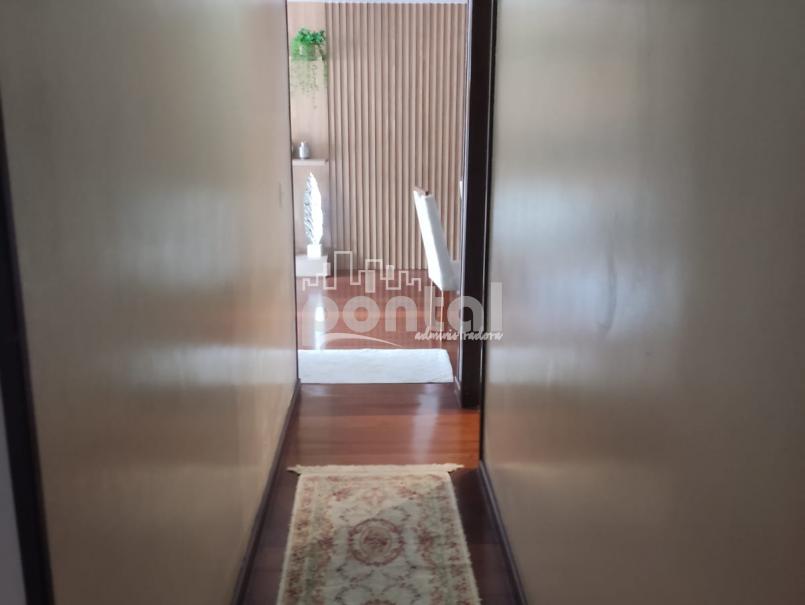 Apartamento composto por 03 quartos no Centro