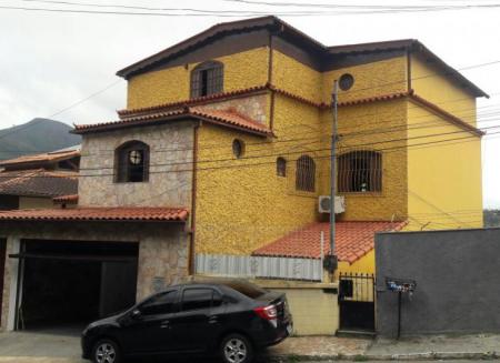 Casa Duplex composta por 04 quartos nas Braunes